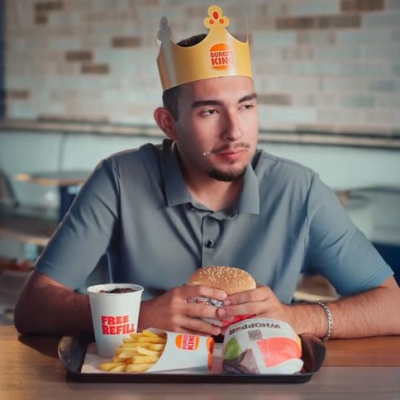 Jovem abandonado em trilha transforma repercussão digital em campanha publicitária